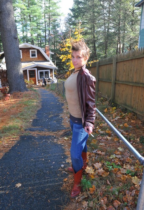 Hairy amateur Artemisia teasing in jeans and cowboy boots - 1 of 16