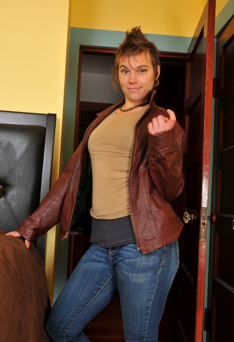 Hairy amateur Artemisia teasing in jeans and cowboy boots - 4 of 16