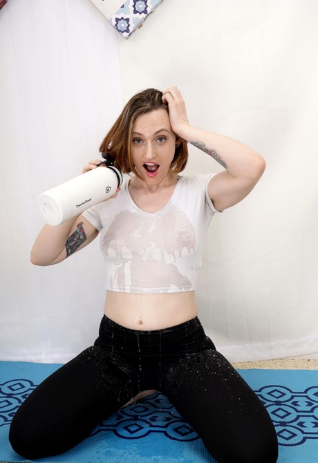 Lauren Laurent strips naked exhibiting her hairy legs and armpit