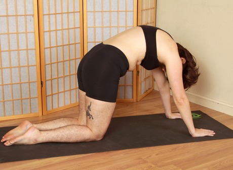 Hairy natural amateur Harley Hex doing yoga naked - 3 of 16