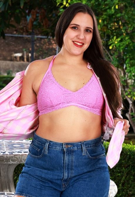 Chubby mature amateur Dria Submits getting naked and teasing outdoors - 3 of 16