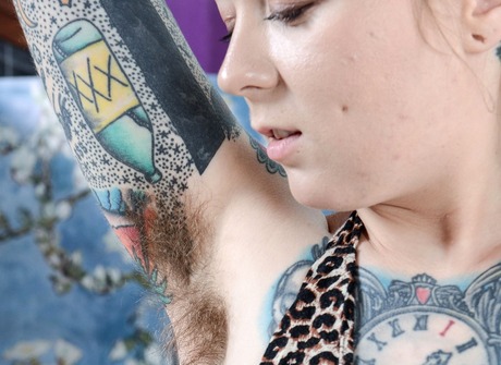 Tattooed pale skin amateur Felicia Fisher shows hairy muff