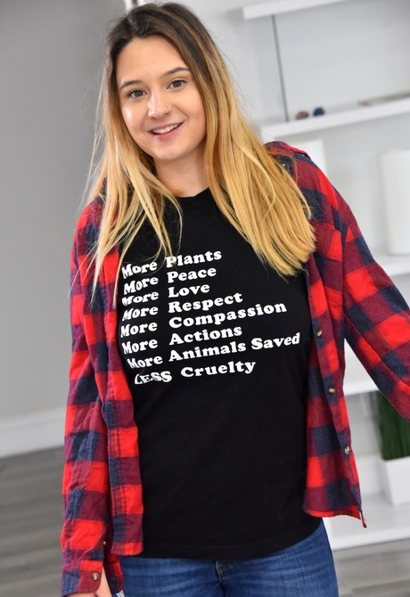 Chubby natural amateur Elektra Rose getting naked - 2 of 16