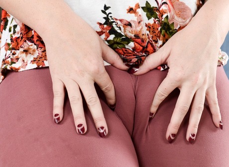 Curvy hairy amateur redhead Edyn Blair showing pussy - 3 of 16