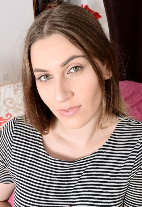 Perky natural amateur Niki Snow showing furry muff