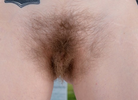 Sexy natural amateur Apricot Pitts showing furry bush - 13 of 16