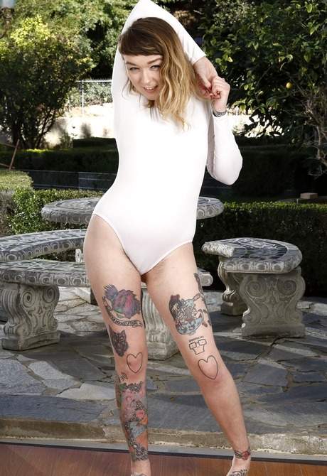 Tattooed natural Felicia Fisher spreads thick furry muff - 1 of 16