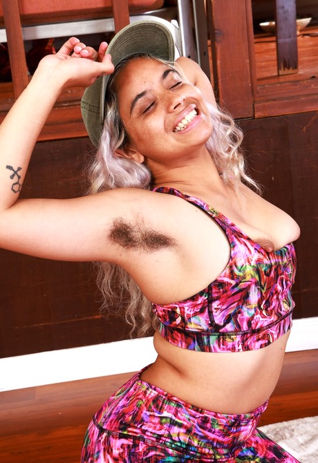 Lusty Natasha Kaur wears hat while spreading hairy pussy and teasing with hairy armpits - 2 of 16