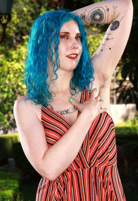 Tattooed amateur Lux Lives sharing hairy armpits and pussy - 3 of 16