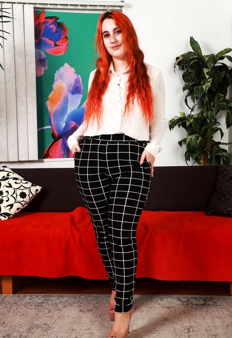 Chubby amateur Gigi getting naked and showing hairy muff - 2 of 16