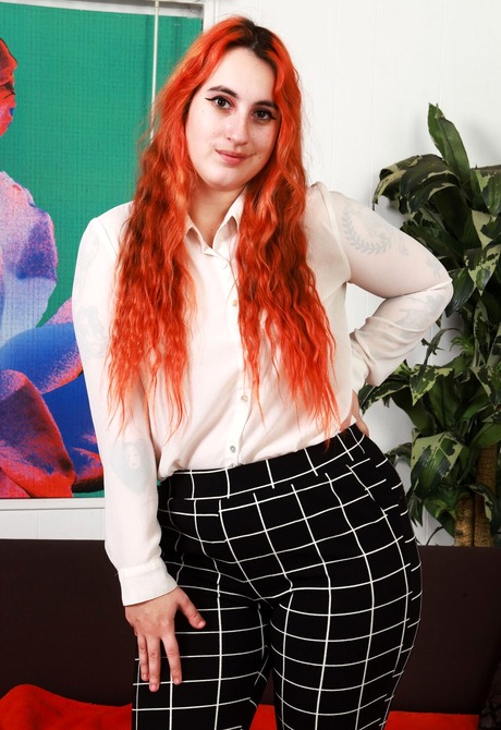 Chubby amateur Gigi getting naked and showing hairy muff - 3 of 16