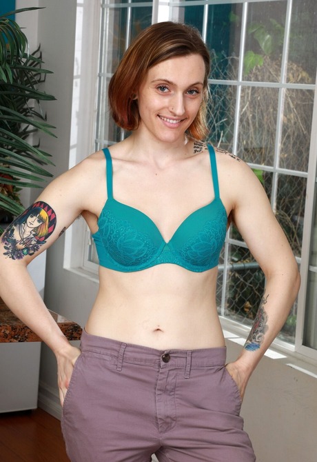 Lauren Laurent takes off clothes displaying her perieced hairy pussy - 3 of 16