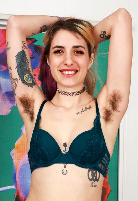 Skinny tattooed amateur Pearl Sage revealing thick hairy pussy - 6 of 16