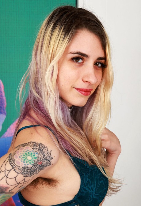 Skinny tattooed amateur Pearl Sage revealing thick hairy pussy - 8 of 16