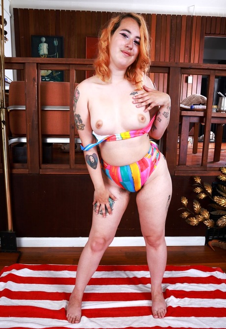 Gigi takes down her clothes spreading hairy pussy - 4 of 16