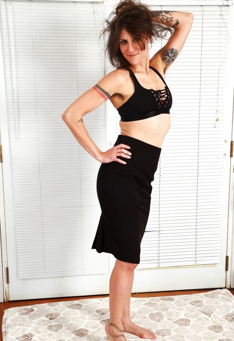 Delta Hauser never shys exposing her hairy armpits curvy figure and pussy - 2 of 16