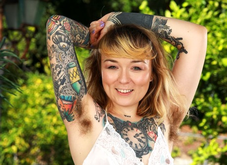 Tattooed hairy amateur girl Felicia Fisher spreading muff outdoors - 3 of 16