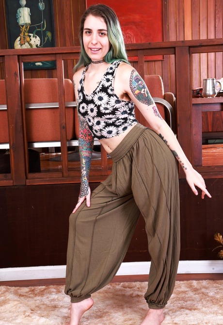 Natural hirsute amateur Pearl Sage gets naked to gape furry snatch