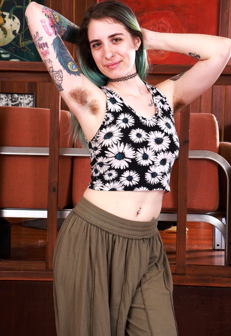 Natural hirsute amateur Pearl Sage gets naked to gape furry snatch