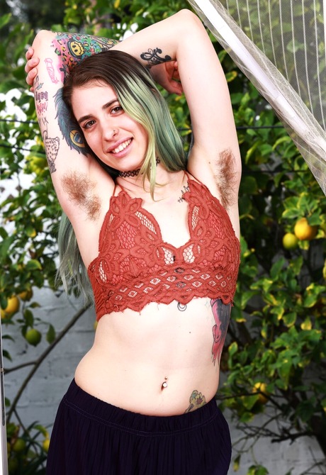 Hairy tattooed babe Pearl Sage displays skinny figure and nice ass while peeing - 2 of 16