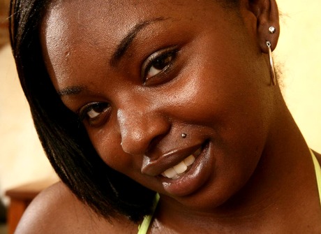 Chubby ebony amateur Chocolate toying pussy with vibrator in bikini top - 3 of 16