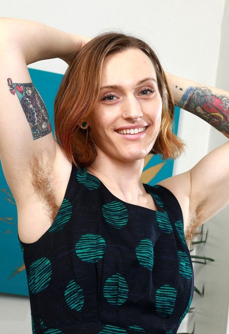 Natural amateur girl Lauren Laurent flaunting hairy legs and muff - 2 of 16