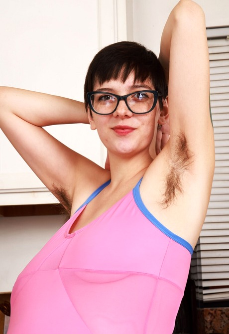 Short haired pregnant babe Wookie Princess spreading unshaved muff - 2 of 16