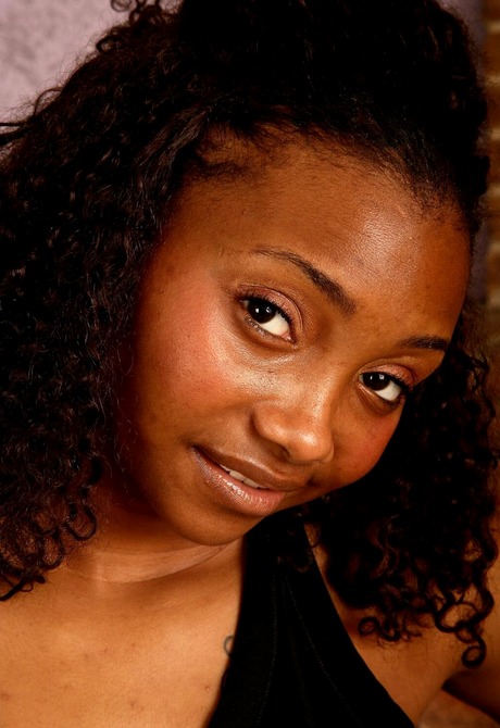 Athletic ebony amateur Chantel getting naked to share hairy pussy - 4 of 16