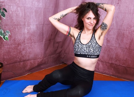 Delta Hauser undresses herself showing her hairy pussy and flexible body - 2 of 16