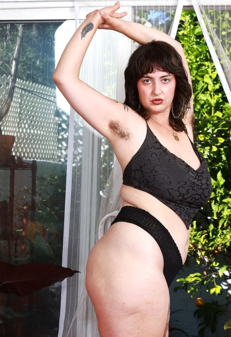 Autumn Berlin exposes her big saggy tits and figure for the camera - 2 of 16