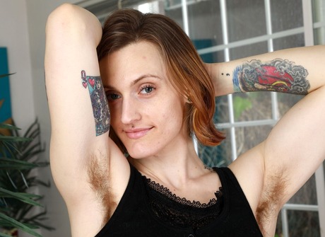 Amateur babe Lauren Laurent stripping to share hairy pussy - 4 of 16