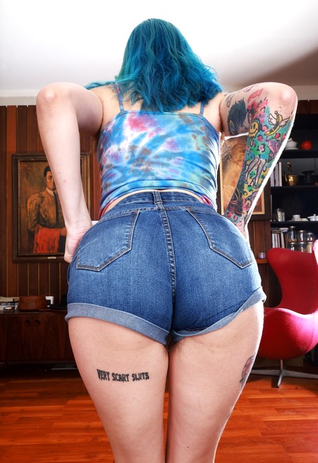 Pearl Sage displays tattooed body and hairy pussy stripping her shorts - 3 of 16