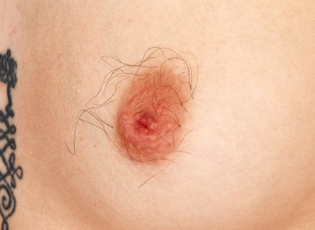 Pearl Sage denudes herslef exposing her tattooed body and hairy bush - 10 of 16