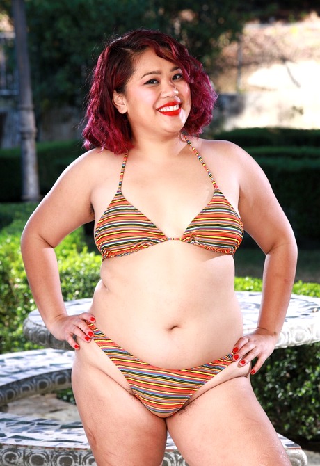 Chubby redhead Manila Bey spreads hairy pussy while on her back - 2 of 16