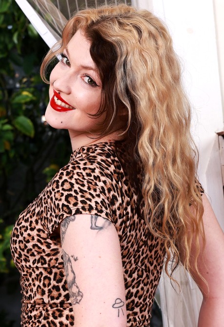 Tattooed Apricot Pitts displays hairy armpits and hairy pussy in sneakers - 3 of 16