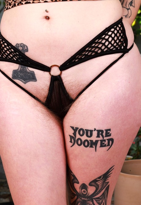 Tattooed Apricot Pitts displays hairy armpits and hairy pussy in sneakers