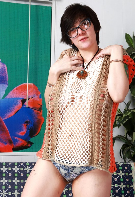 Short haired girl Wookie Princess flaunting saggy tits and furry muff - 2 of 16