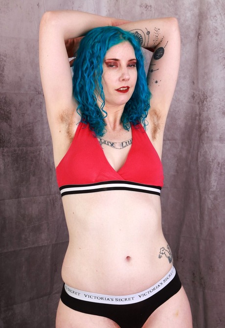 Hairy mature babe Lux Lives doing yoga naked and sharing furry muff - 2 of 16