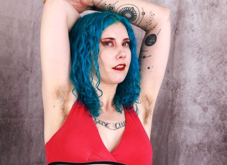 Hairy mature babe Lux Lives doing yoga naked and sharing furry muff - 3 of 16