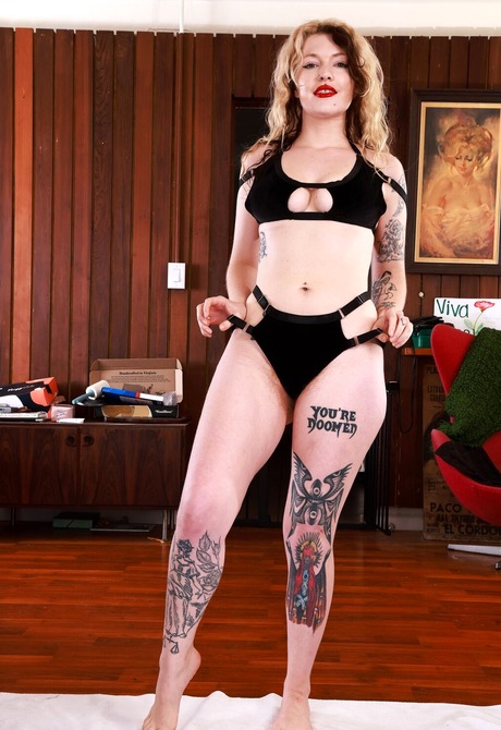 Tattooed sweetie Apricot Pitts teases with hairy armpits before spreading hairy pussy - 2 of 16