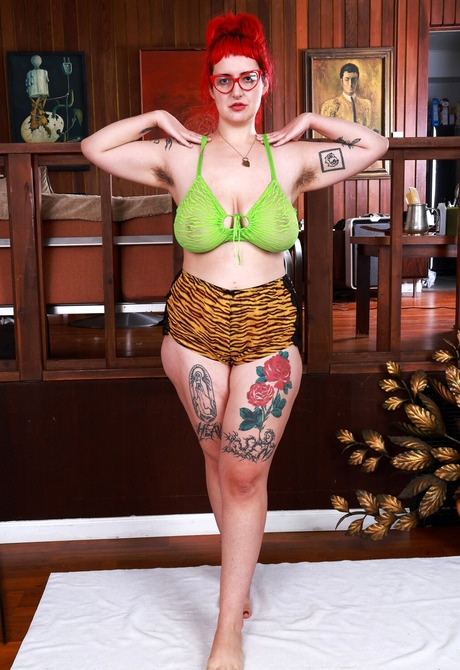 Redhead tattooed babe Autumn Berlin lets huge saggy tits in the open - 2 of 12