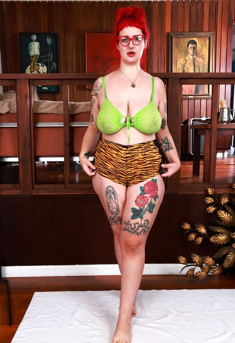 Redhead tattooed babe Autumn Berlin lets huge saggy tits in the open